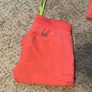 Figs hot coral scrub set